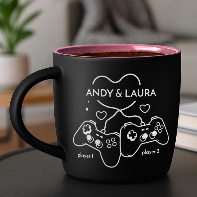 Keramikbecher mit Gravur Schwarz/Matt und Pink für ein Gamerpaar zum Hochzeitstag