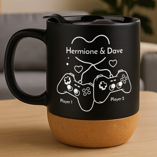 Kaffeebecher mit Aufdruck Schwarz/Matt mit Korkboden für  ein Gamer-Paar zum Jahrestag Valentinstag