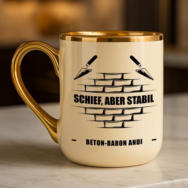 Kaffeebecher mit Goldakzenten und Aufdruck für einen Baumeister zum Geburtstag