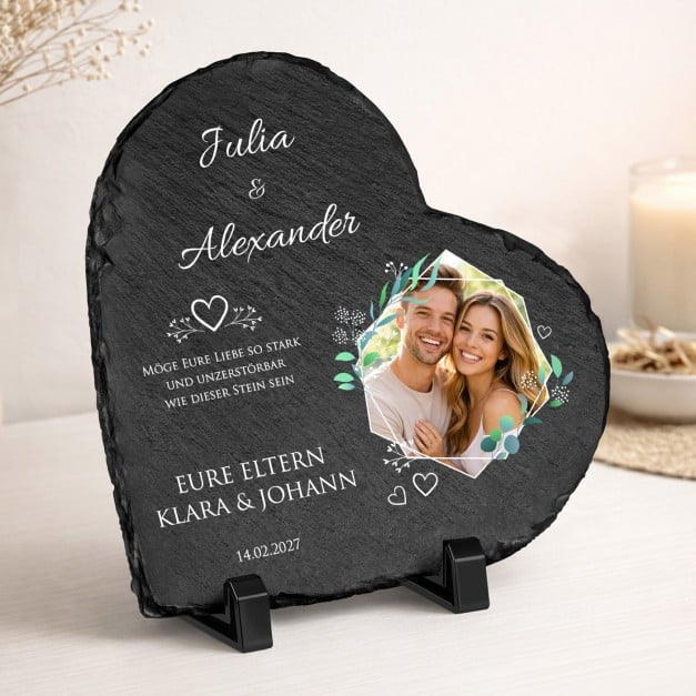 Herzförmige Schieferplatte mit Aufdruck für ein Liebespaar zur Hochzeit
