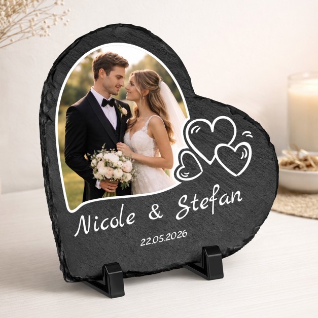 Herzförmige Schieferplatte mit Aufdruck für ein Liebespaar zur Hochzeit