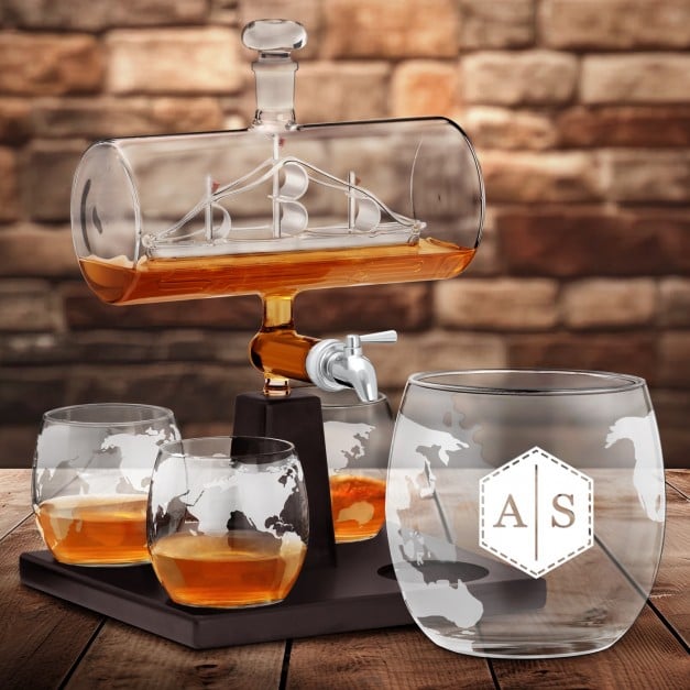Whisky Karaffe in Schiffsform mit 4 Gläsern für Whiskyfans mit eingravierten Initialen