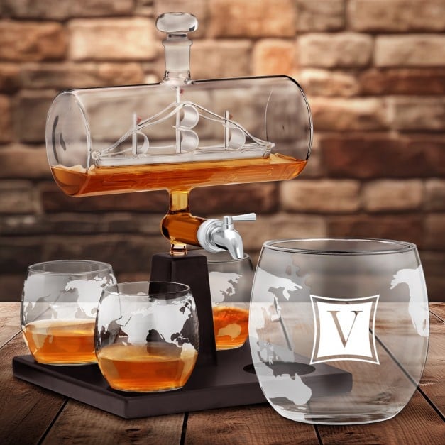 Whisky Karaffe in Schiffsform mit 4 Gläsern für einen Whiskyliebhaber mit eingravierter Initiale