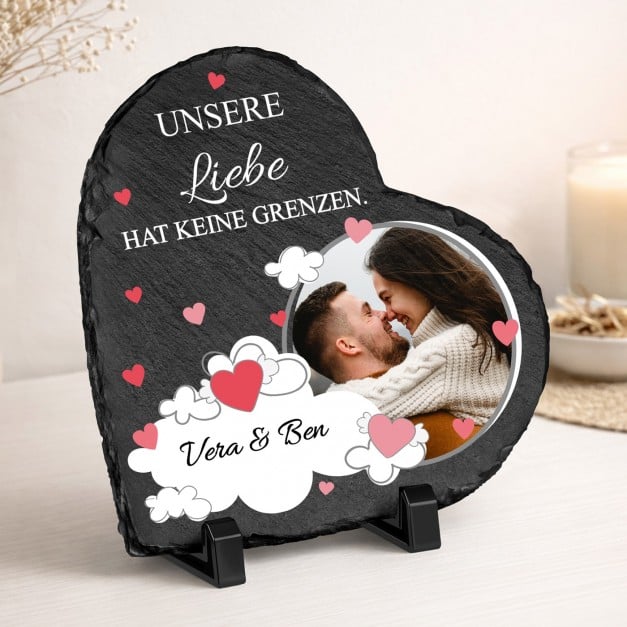 Herzförmige Schieferplatte mit Aufdruck für ein Liebespaar zum Jahrestag