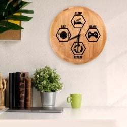 Bambus Wanduhr mit Aufdruck für einen Gamer