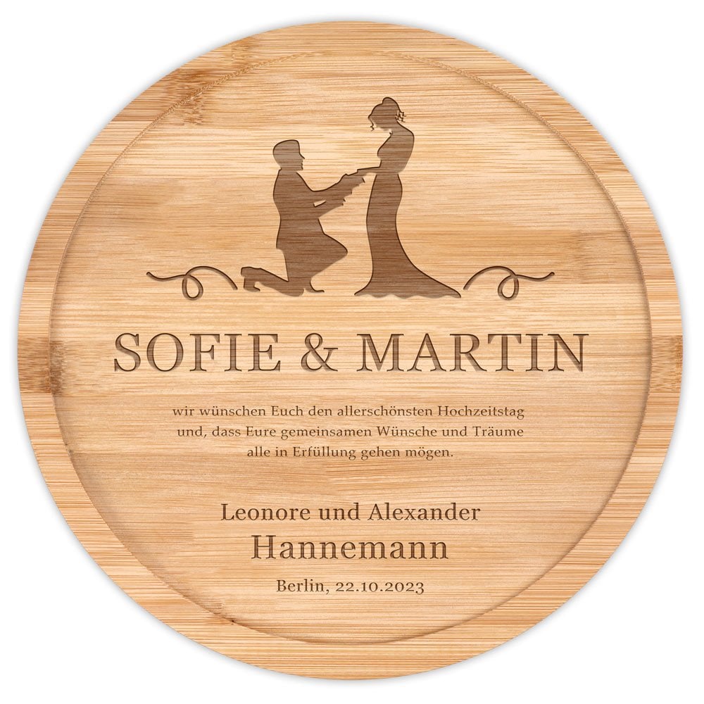 Rundes Käsebrett aus Holz mit Gravur für ein Brautpaar zur Hochzeit