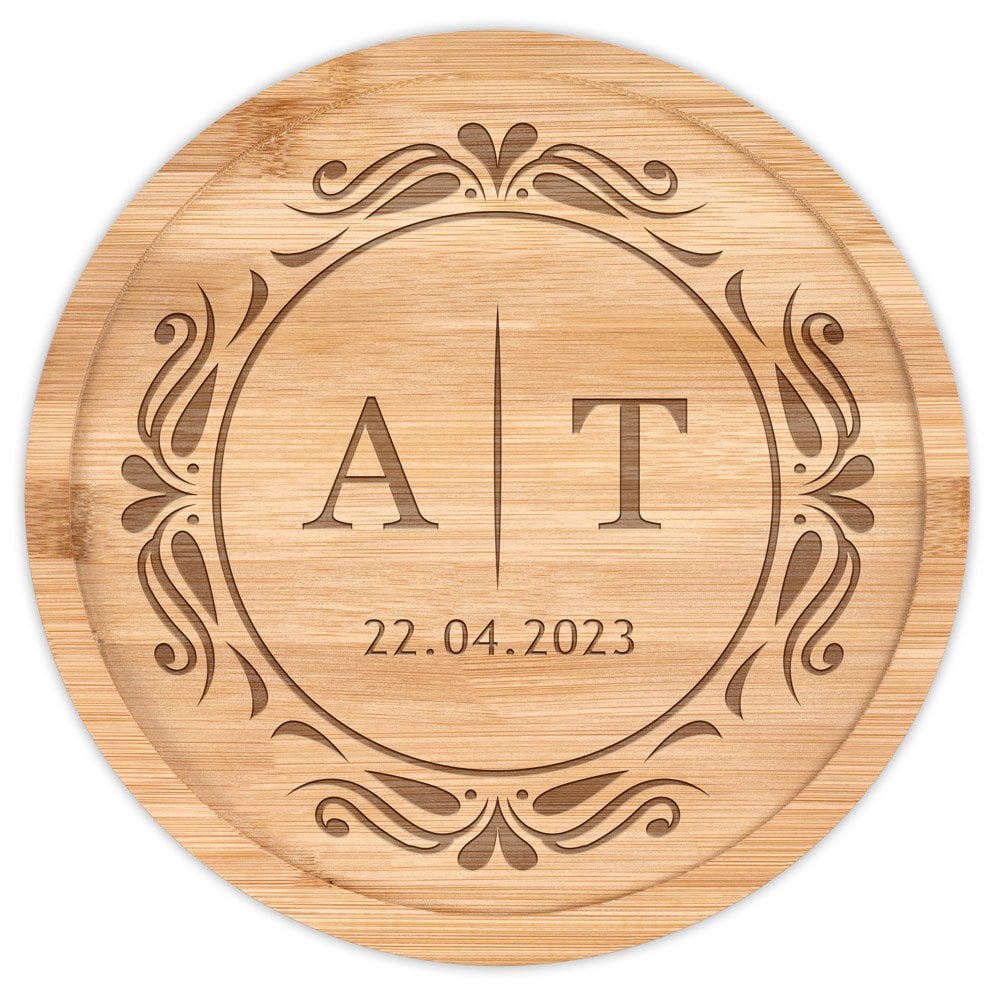 Rundes Käsebrett aus Holz mit Gravur für ein Paar zur Hochzeit, zum Jahrestag