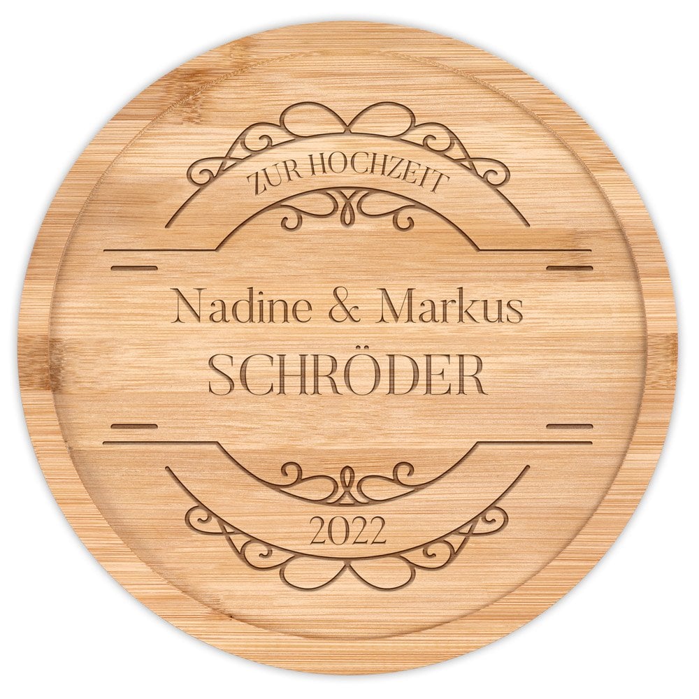 Rundes Käsebrett aus Holz mit Gravur für ein Paar zur Hochzeit