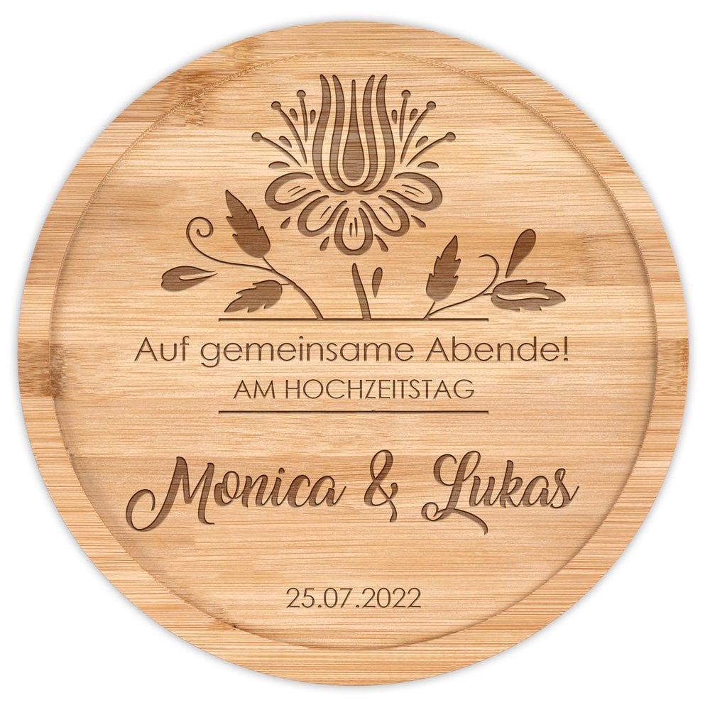 Rundes Käsebrett aus Holz mit Gravur für ein Paar zum Hochzeitstag