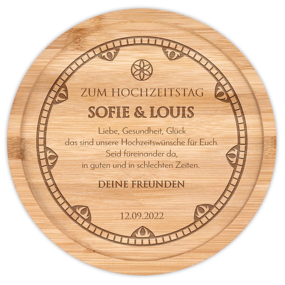 Rundes Käsebrett aus Holz mit Gravur für ein Paar zur Hochzeit, zum Hochzeitstag