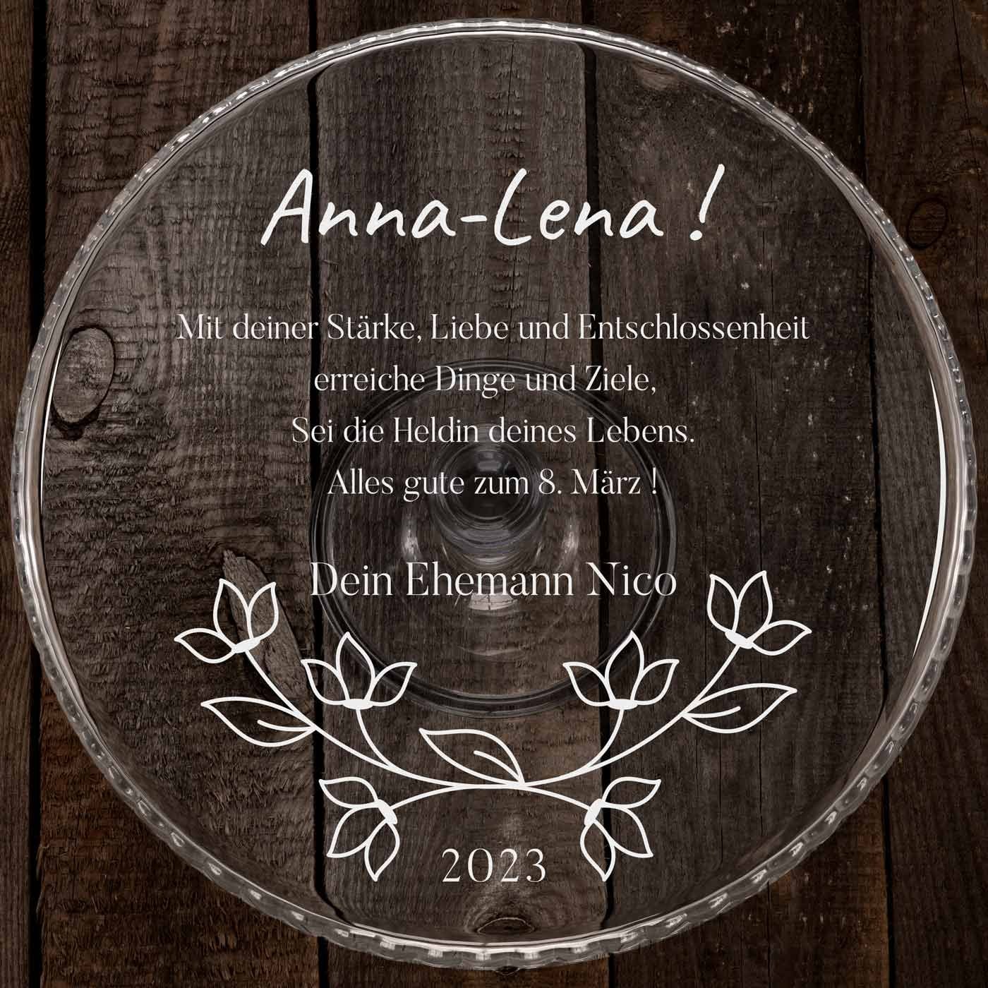 Kuchenplatte aus Glas mit Gravur für eine Ehefrau zum Frauentag
