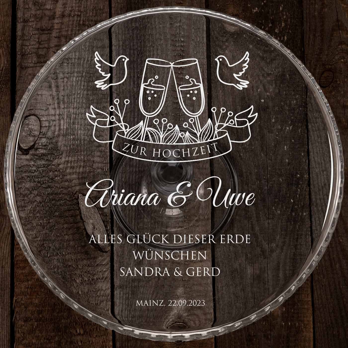 Kuchenplatte aus Glas mit Gravur für ein Hochzeitspaar