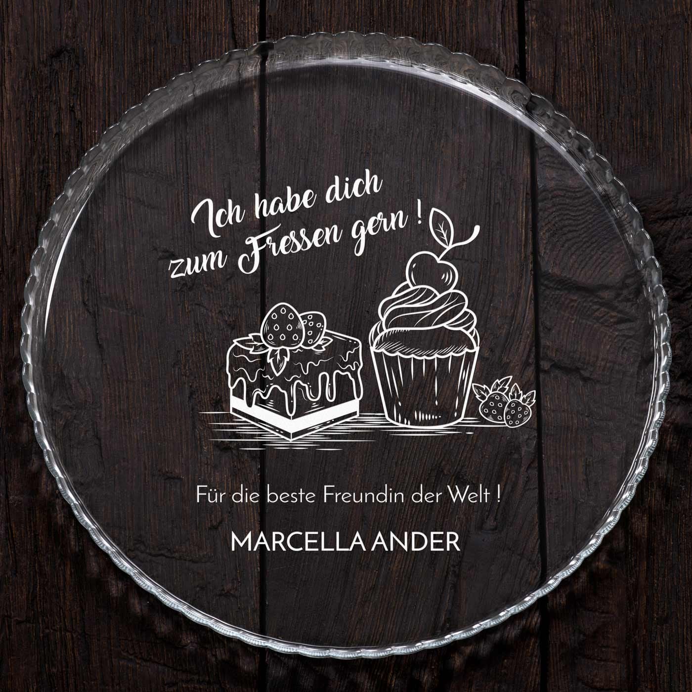 Glas Servierplatte mit Gravur für Torten und Kuchen für eine Freundin