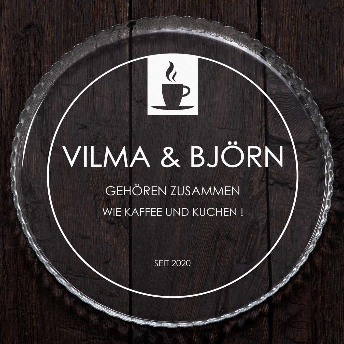 Glas Servierplatte mit Gravur für Torten und Kuchen für ein Paar zur Hochzeit oder Hochzeitstag