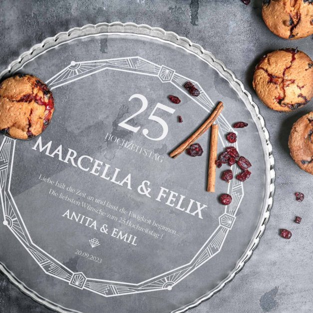 Glas Servierplatte mit Gravur für Torten und Kuchen für ein Ehepaar zum 25. Hochzeitstag