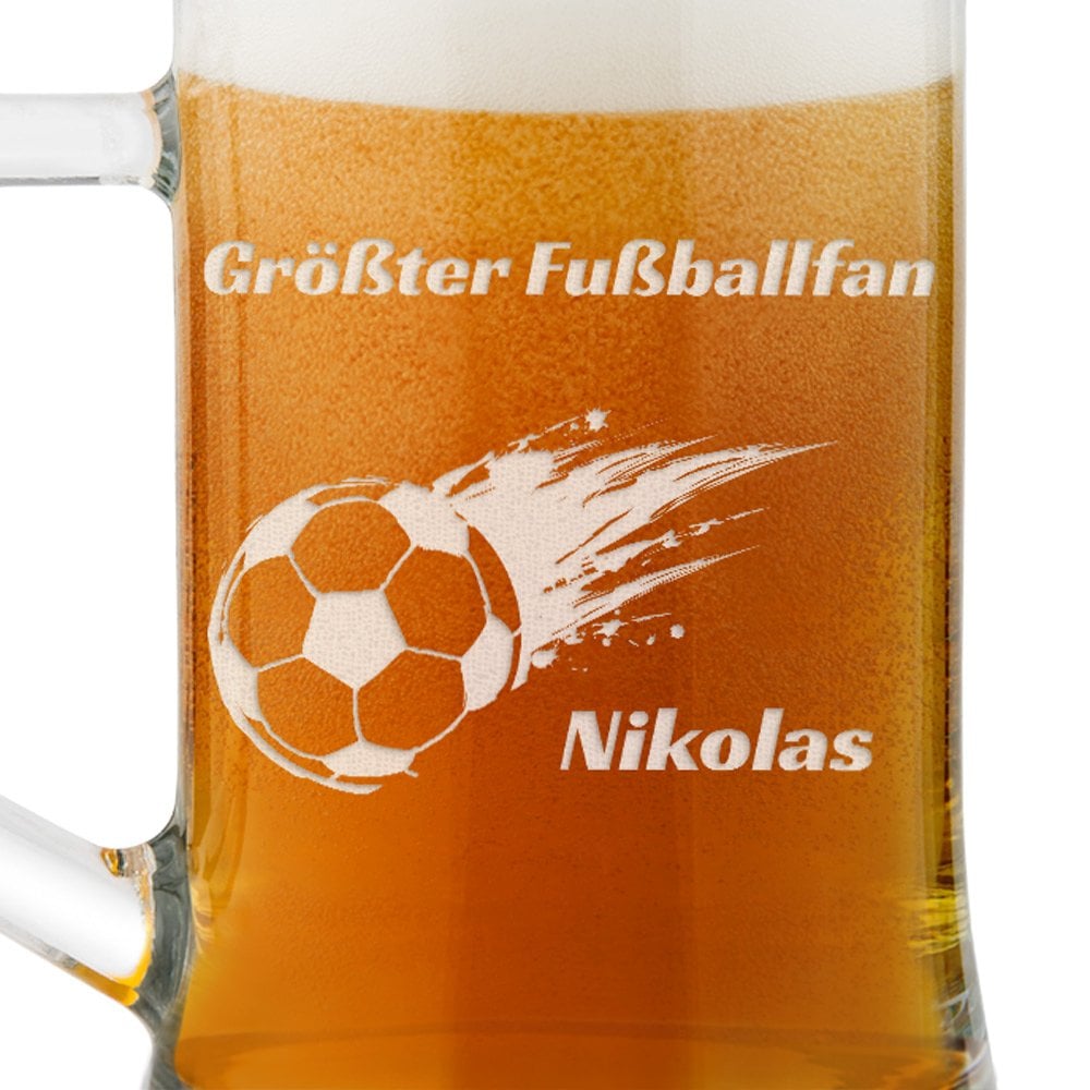 Bierkrug aus Glas mit Gravur für einen Fußballfan