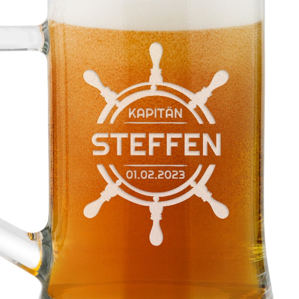 Bierkrug aus Glas mit Gravur für einen Globetrotter