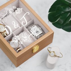 Hellbraune Uhrenbox mit Gravur für ein Paar zur Hochzeit, zum Hochzeitstag, Einzug