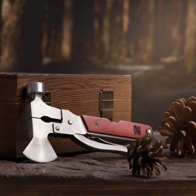 Kompaktes Multitool mit eingravierter Initiale