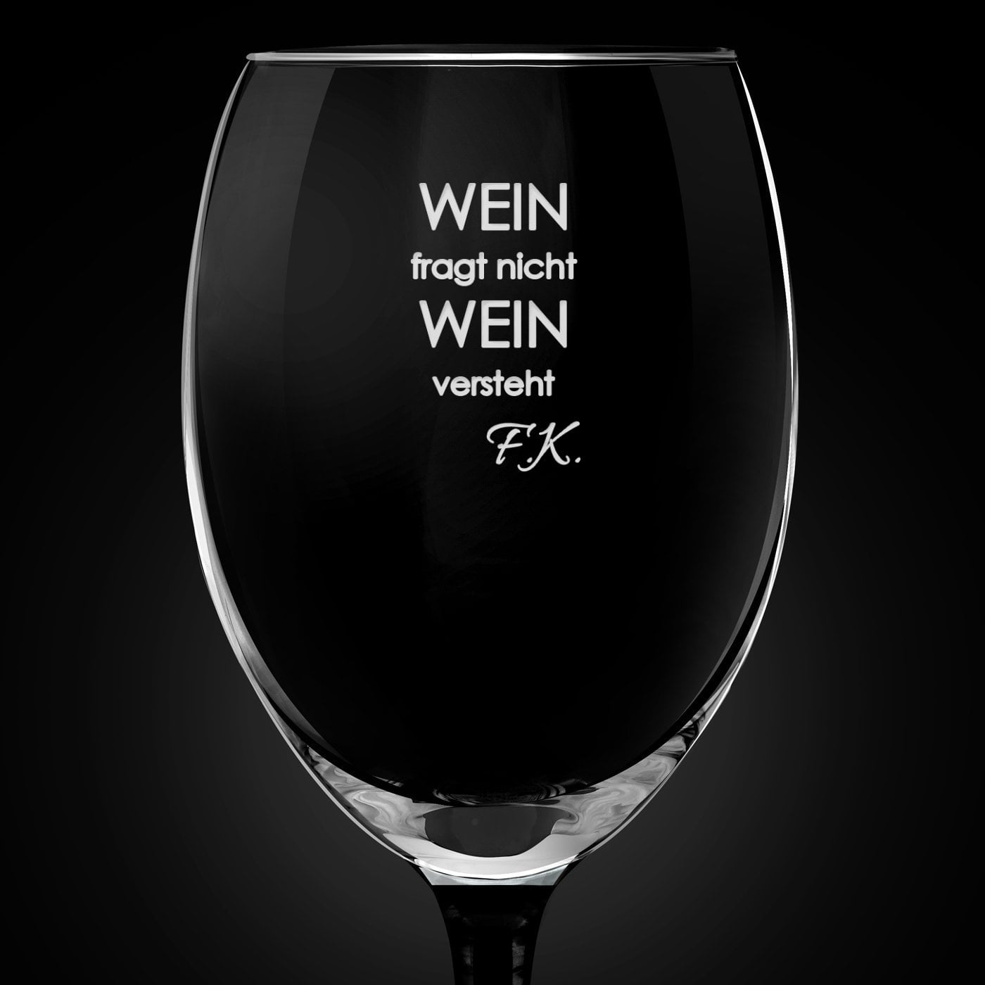 Onyx Weinglas mit Gravur und schwarzem Stiel für eine Bachelorette