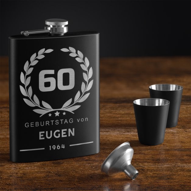 Schwarzer Flachmann mit 4 Schnapsbechern und Gravur für ihn zum 60. Geburtstag