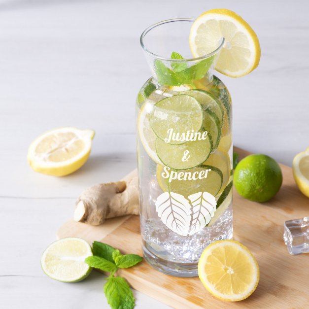 Wasserkaraffe aus Klarglas mit Gravur für ein Brautpaar zum Jahrestag