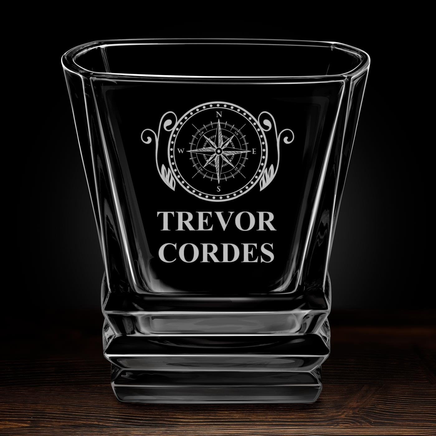 Geometric Whisky Glas mit Gravur für einen Reisenden, Bergliebhaber, Segler
