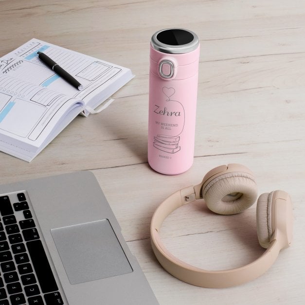 Rosa Reisebecher mit Gravur und LED-Touch-Anzeige für eine Bücherliebhaberin