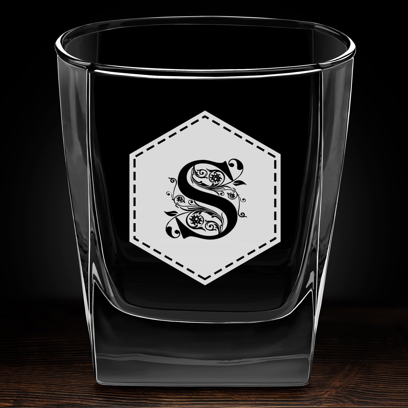 Whisky Glas mit Gravur mit eingravierter Initiale für einen Scotchfan