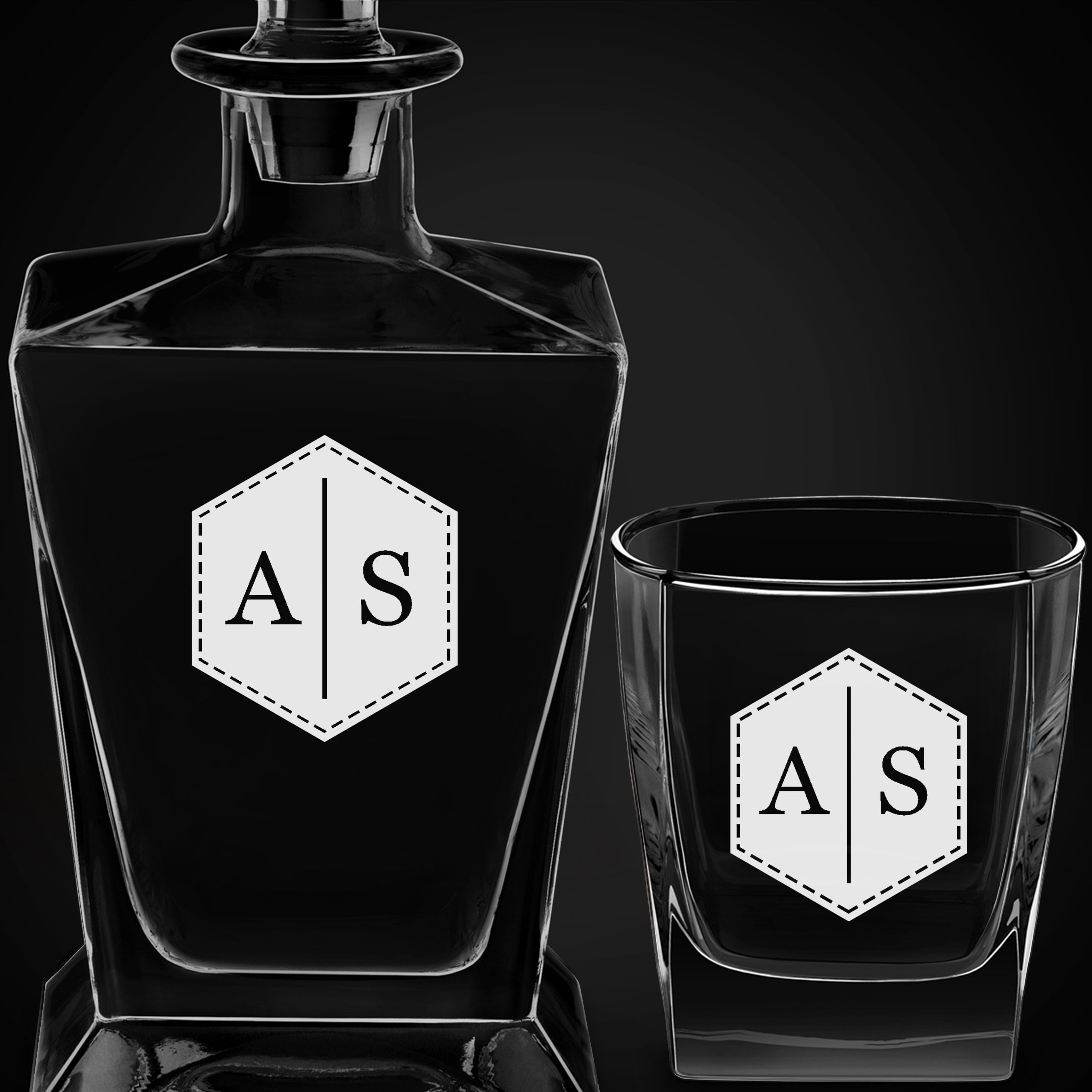 Pyramid Whisky Karaffe mit 2 Gläsern und Gravur mit eingravierten Initialen für ein Liebespaar