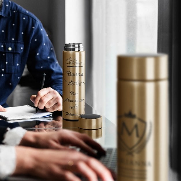 Auslaufsichere Thermosflasche mit Gravur Gold 400 ml für eine Weltenbummlerin, Bergliebhaberin, Kaffeegenießerin zum Geburtstag