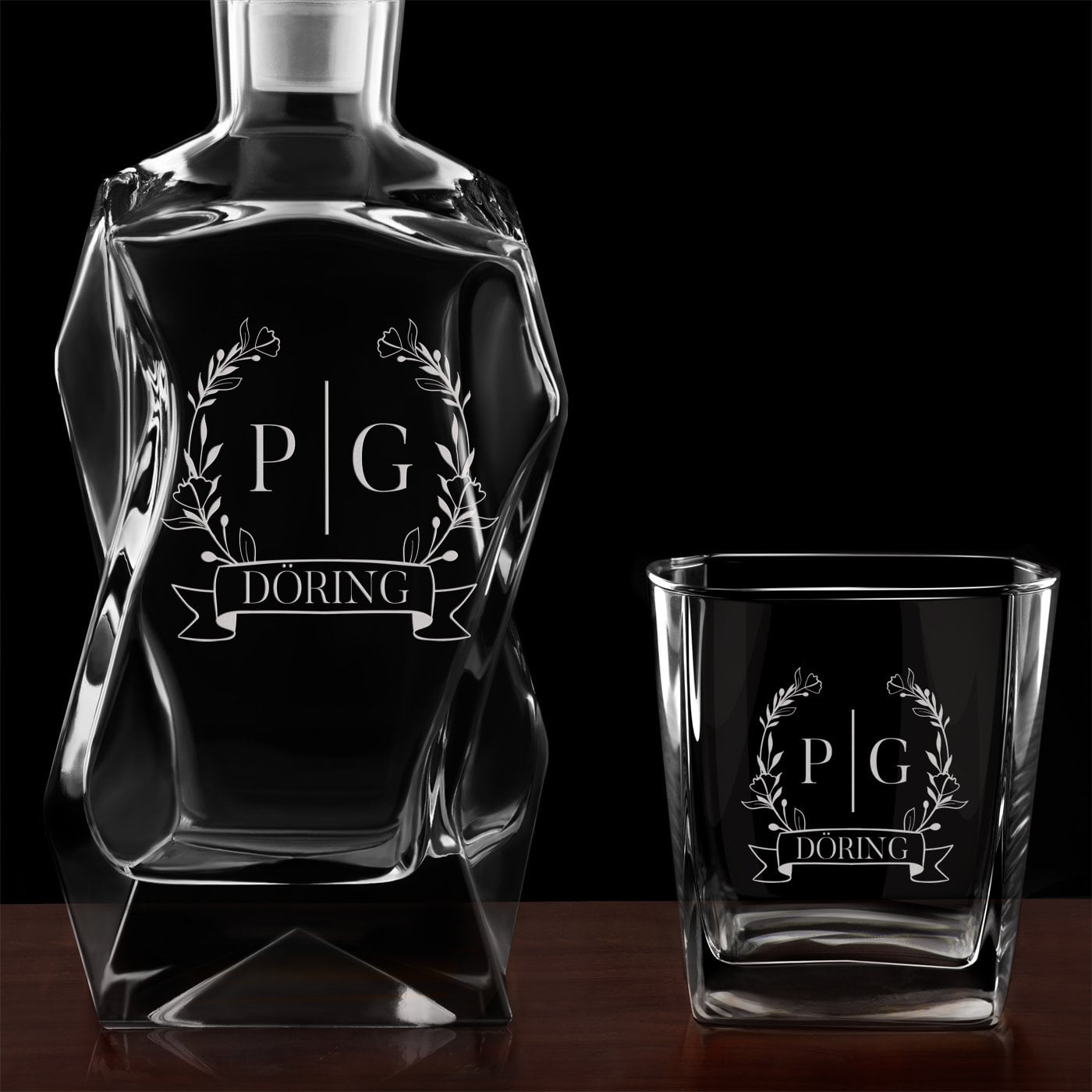 Moderne Whisky Karaffe mit 4 Gläsern und Gravur mit Initialen und Namen, für ein Paar