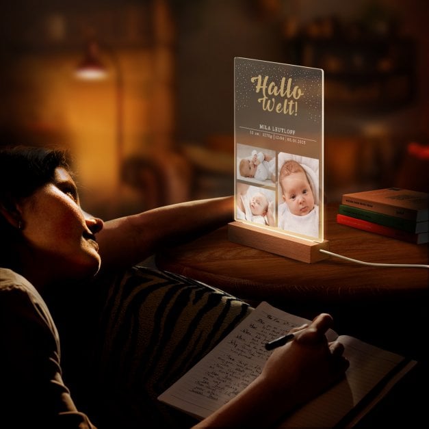 Beleuchteter LED-Rahmen mit eigenen Fotos und Holzständer Größe XL für ein kleines Mädchen zur Geburt
