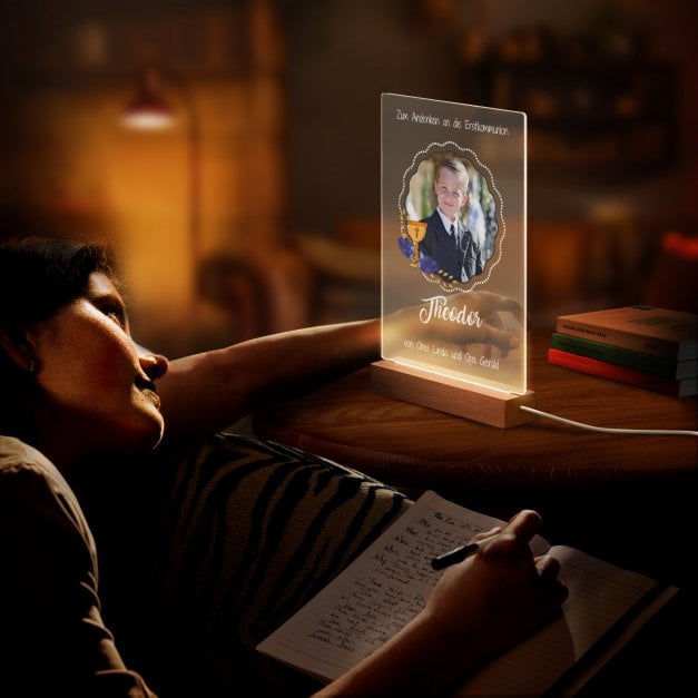Beleuchteter LED-Rahmen mit eigenen Fotos und Holzständer Größe XL für einen Jungen zur Kommunion