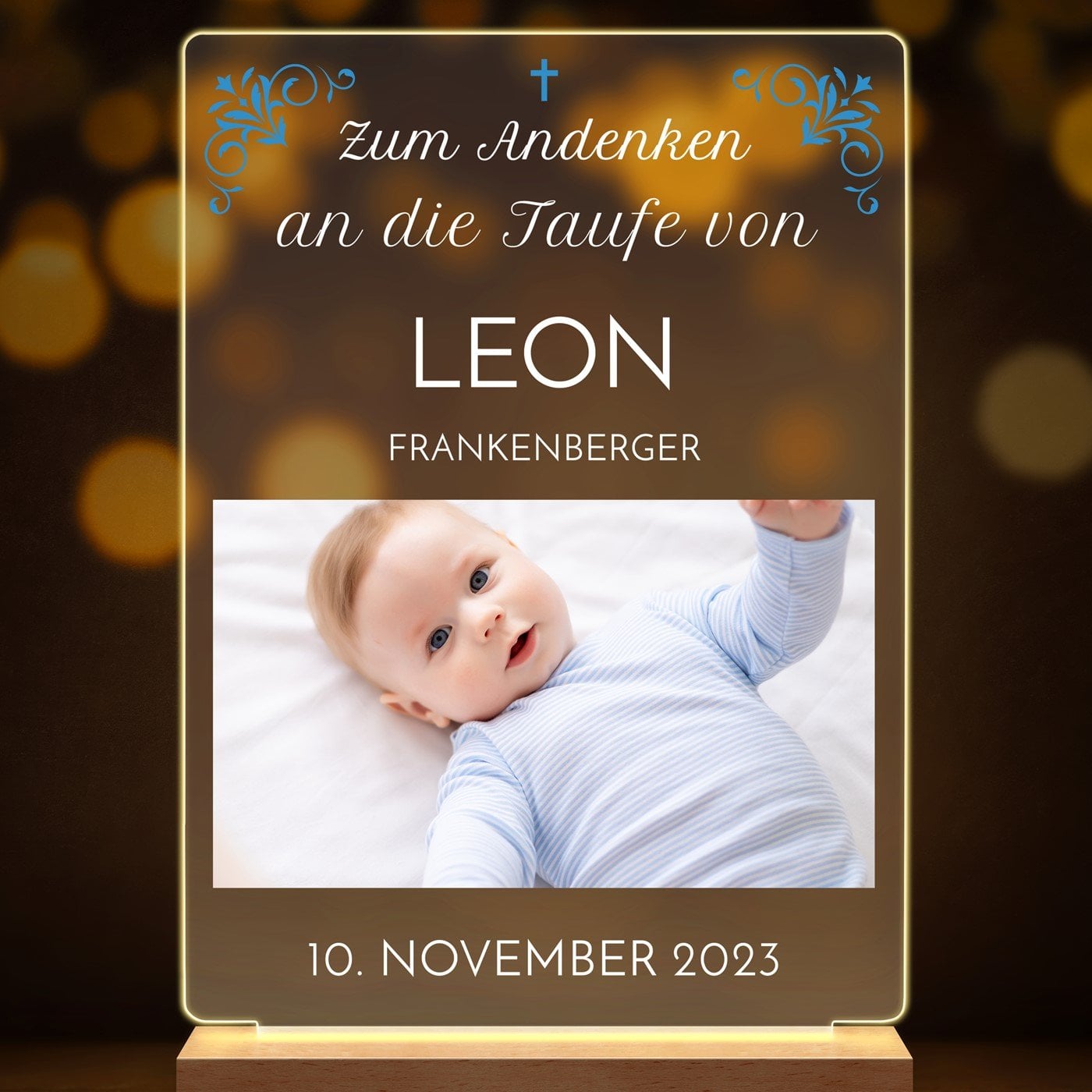 Beleuchteter LED-Rahmen mit eigenen Fotos und Holzständer Größe L für einen Jungen zur Geburt Taufe