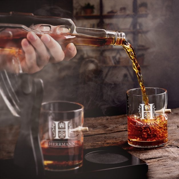 Whisky Karaffe in Gewehrform mit 4 Gläsern mit eingravierter Initiale und Nachnamen