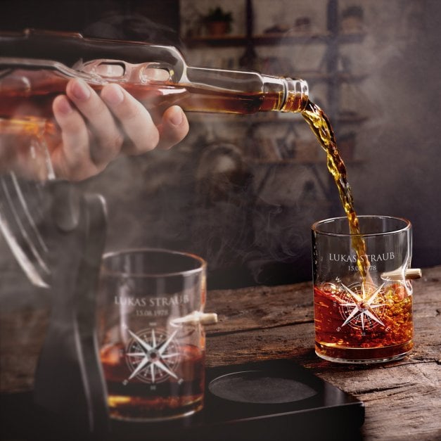 Whisky Karaffe in Gewehrform mit 4 Gläsern mit Gravur für einen Reisenden