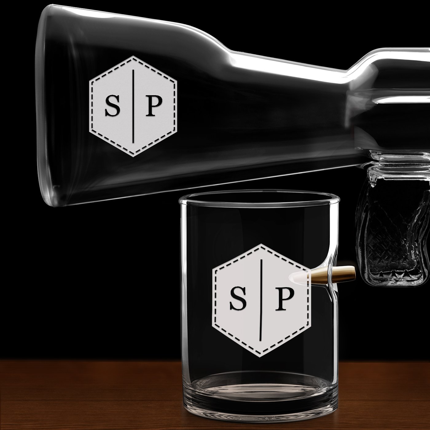 Whisky Karaffe in Gewehrform mit 4 Gläsern mit eingravierten Initialen