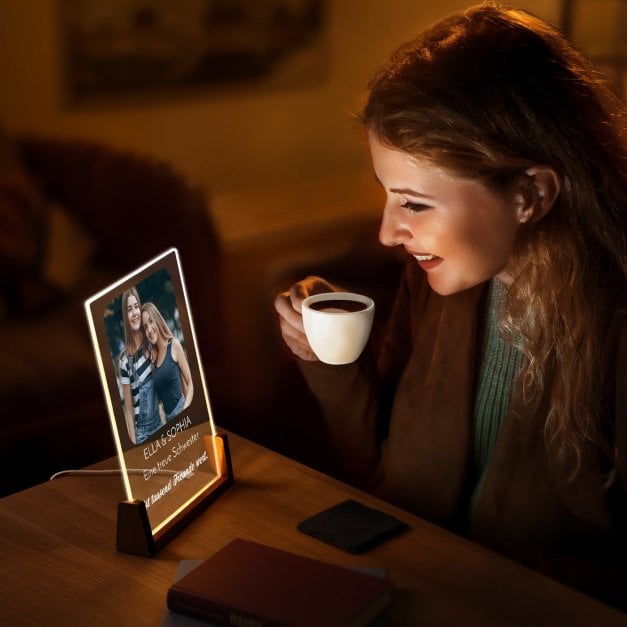 Beleuchtetes Acrylglas mit eigenen Fotos und Holzständer Größe XL für Ihre Schwester Freundin