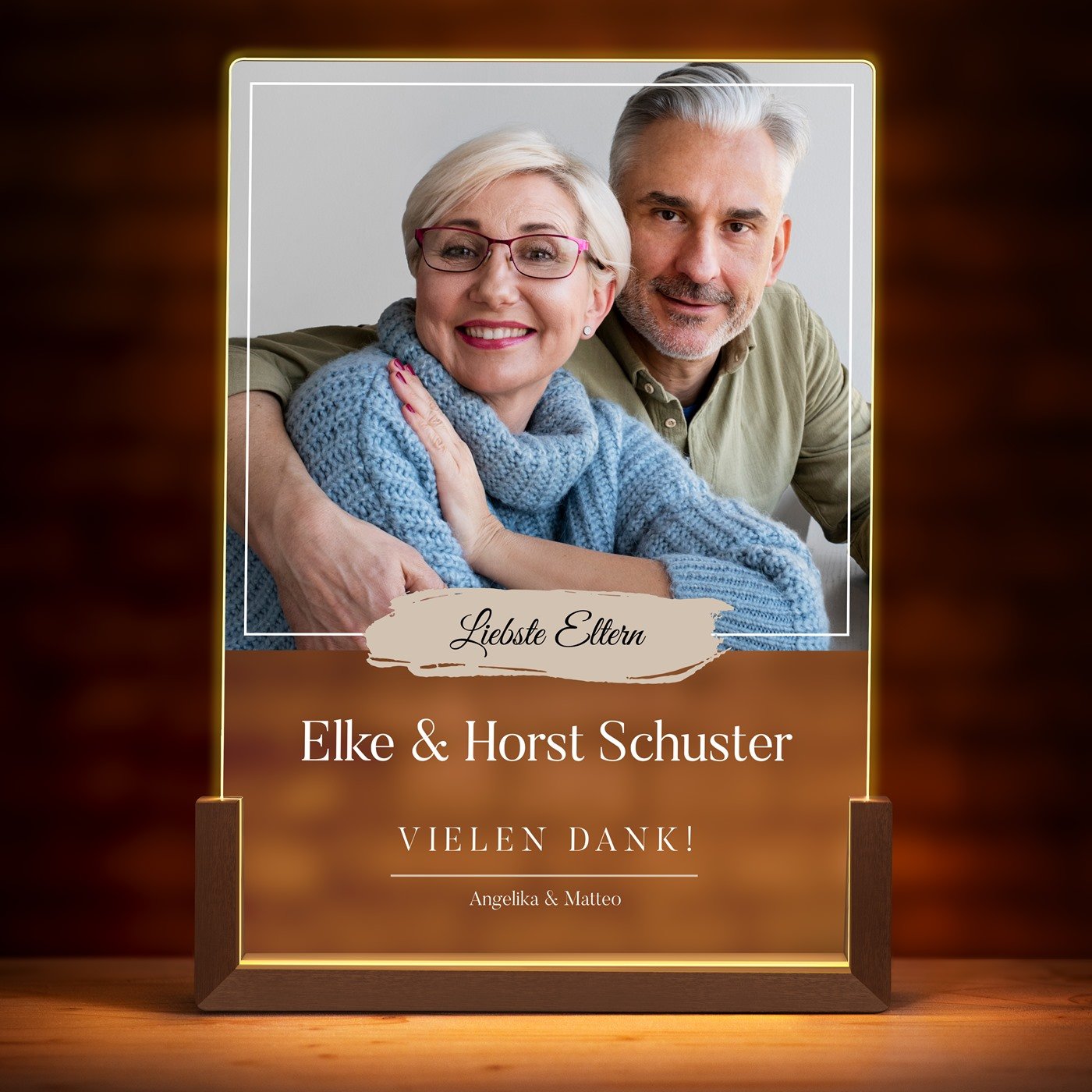 Beleuchtetes Acrylglas mit eigenen Fotos und Holzständer Größe XL für Ihre Eltern als Dankeschön