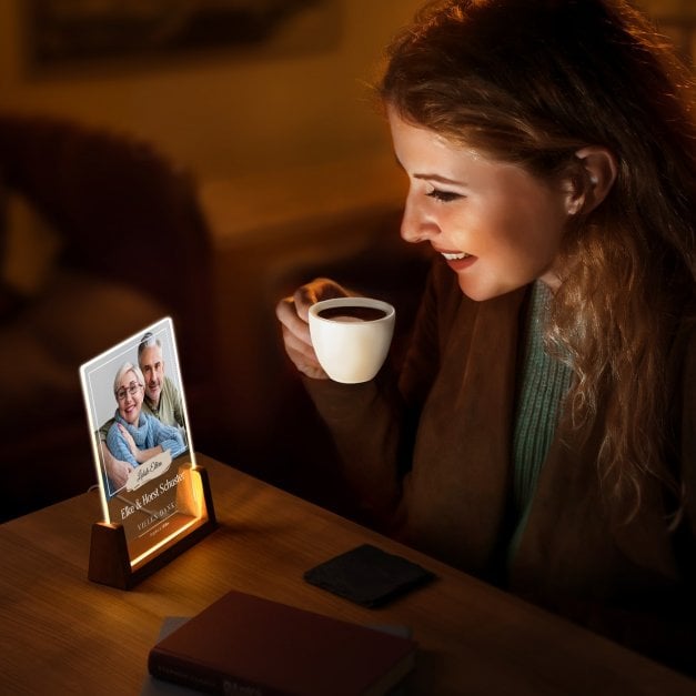 Beleuchtetes Acrylglas mit eigenen Fotos und Holzständer Größe L für Ihre Eltern als Dankeschön