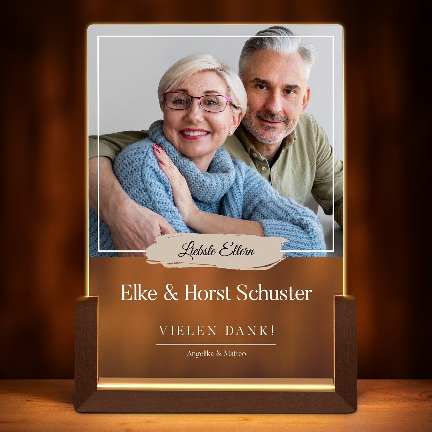 Beleuchtetes Acrylglas mit eigenen Fotos und Holzständer Größe L für Ihre Eltern als Dankeschön
