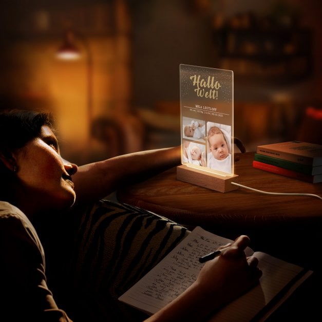 Beleuchteter LED-Rahmen mit eigenen Fotos und Holzständer Größe L für ein kleines Mädchen zur Geburt