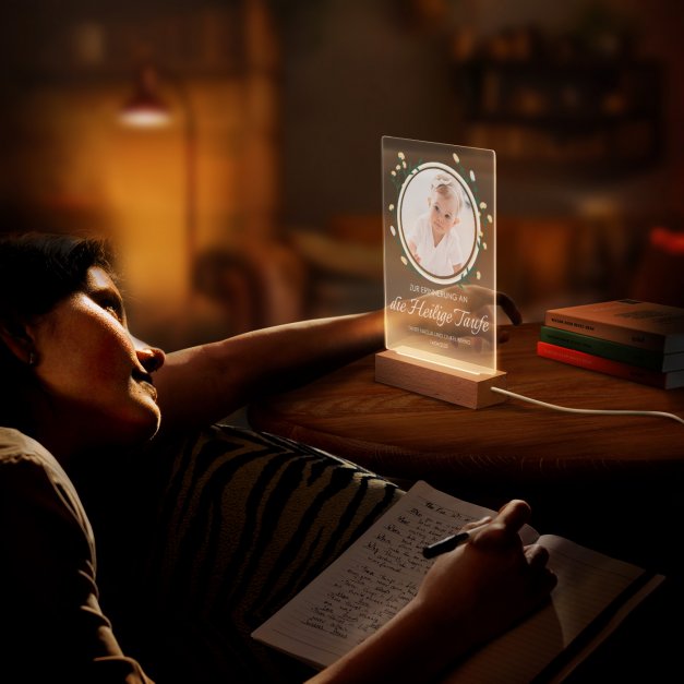 Beleuchteter LED-Rahmen mit eigenen Fotos und Holzständer Größe L für ein Baby zur Taufe