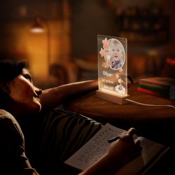 Beleuchteter LED-Rahmen mit eigenen Fotos und Holzständer Größe L für einen Jungen zum 1. Geburtstag