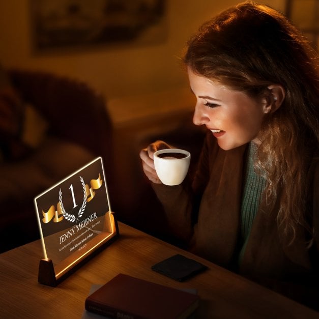 Horizontales Acrylglas mit aufgedruckten Fotos und Holzständer mit LED-Beleuchtung Größe XL für ein Mädchen eine Läuferin