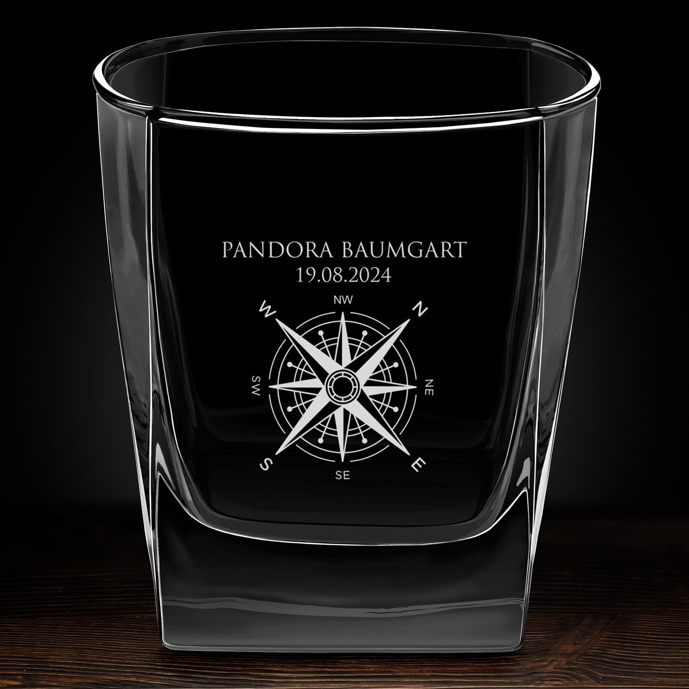 Whisky Glas mit Gravur für eine Weltenbummlerin zum Geburtstag