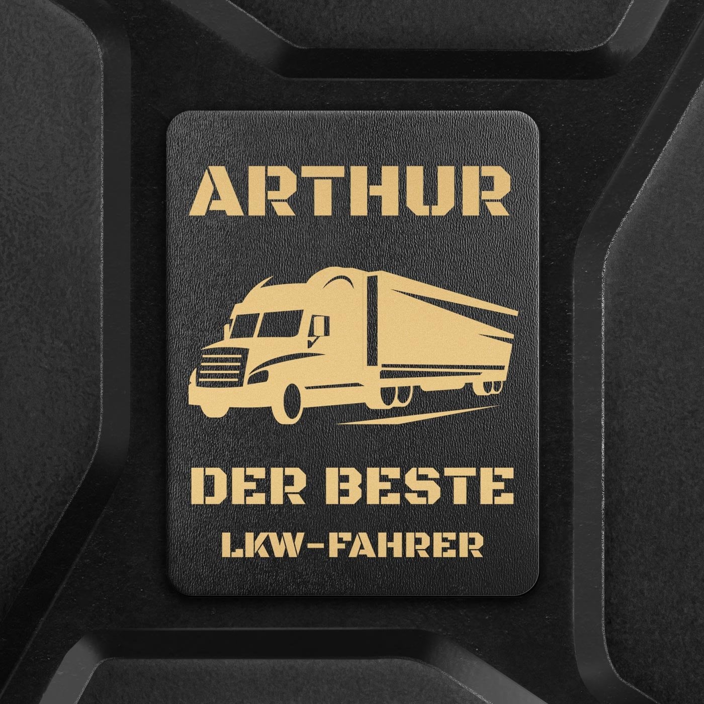 Schwarzer Minibar-Kanister mit Gravur für einen LKW-Fahrer