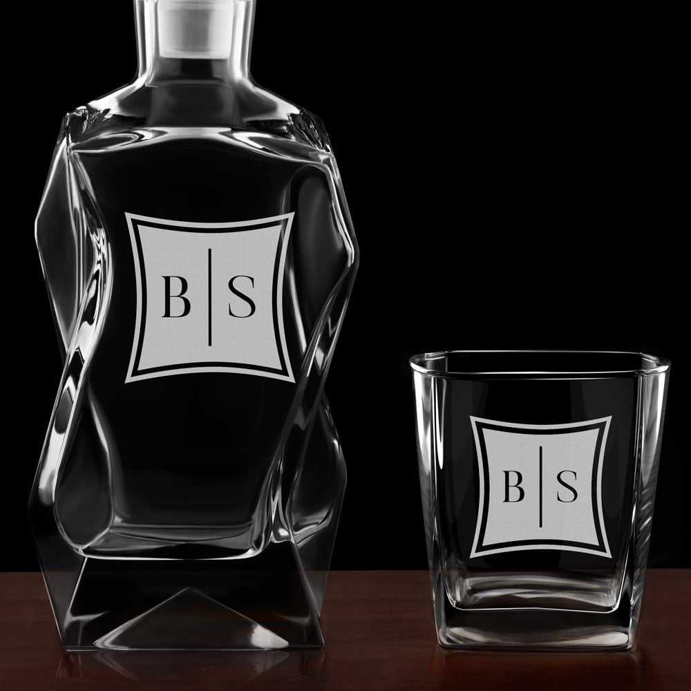 Moderne Whisky Karaffe mit 4 Gläsern und Gravur und Initialen für sie, ihn und ein Paar zum Hochzeitstag