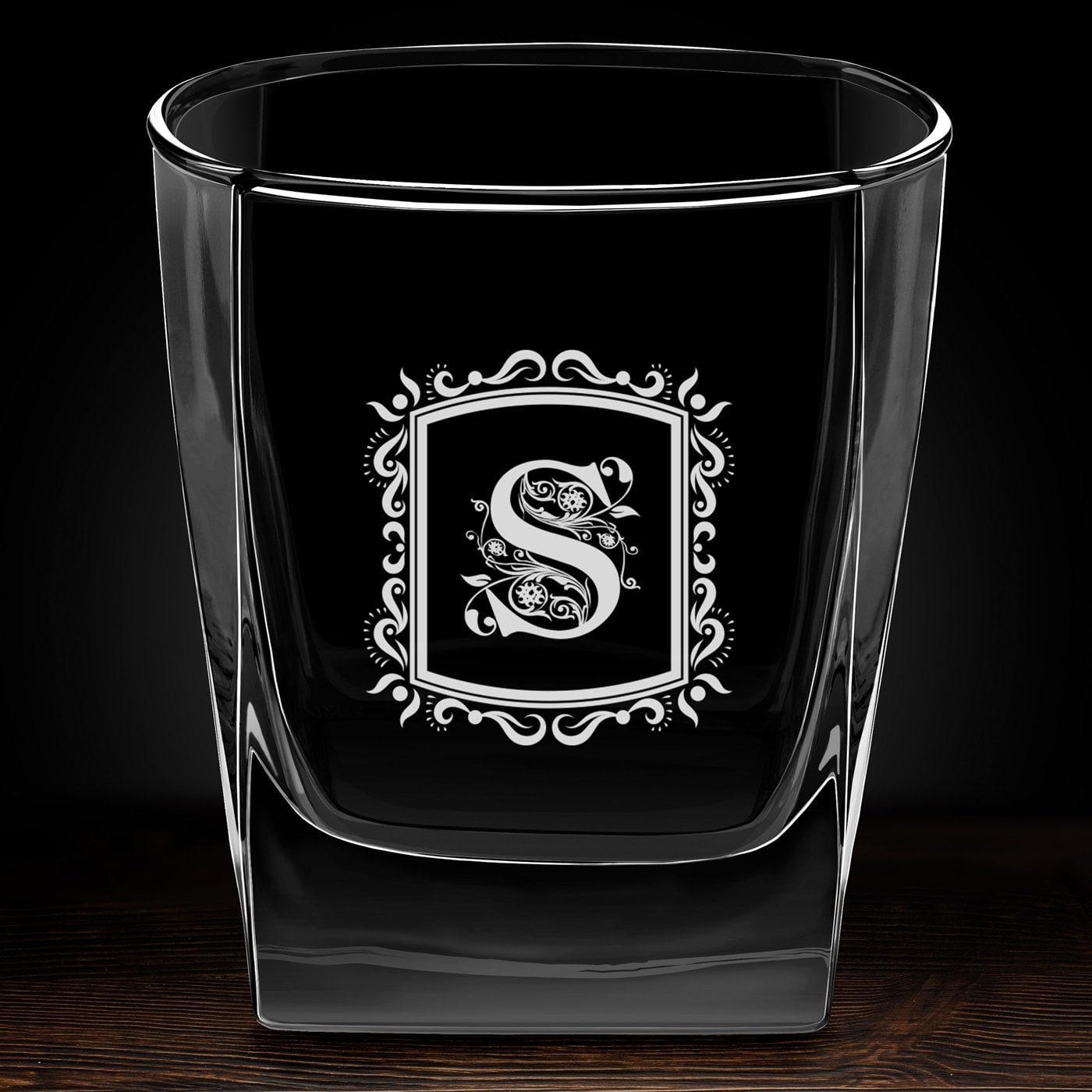 Whisky Glas mit Gravur und eingravierter Initiale für einen Gentleman
